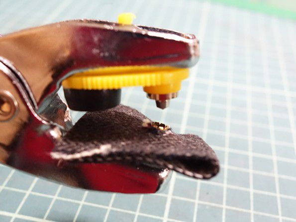 ハトメと生地をセットする