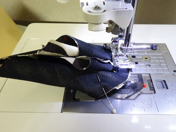 帽子を縫い合わせる