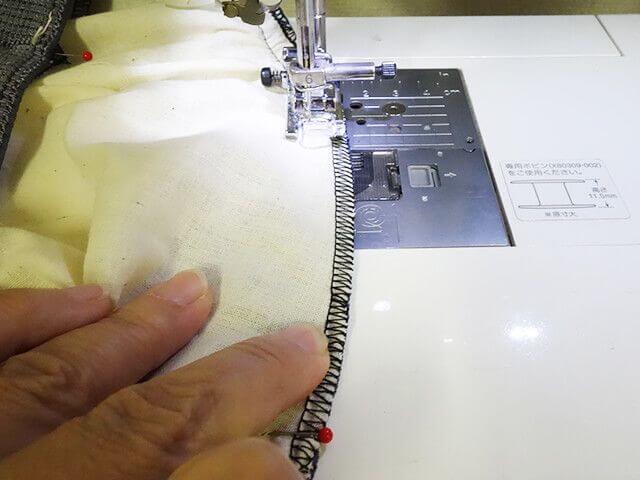 引っ張りながらミシンで縫う