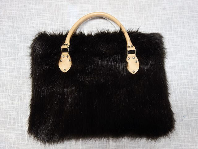 フェイクファーのモコモコバッグ