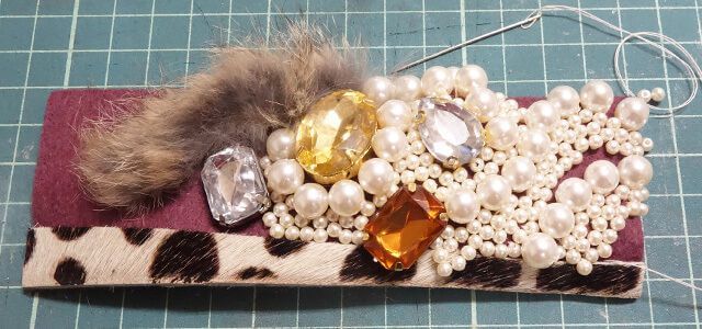 針と糸でビーズをぬいつける