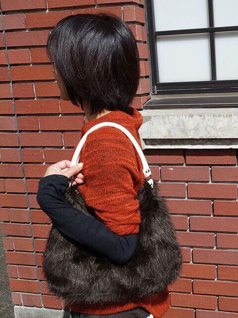 肩にかけられるバッグ