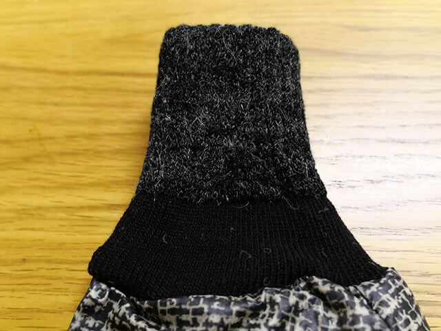 袖口を表に返す