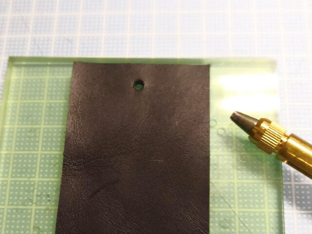 革に穴をあける