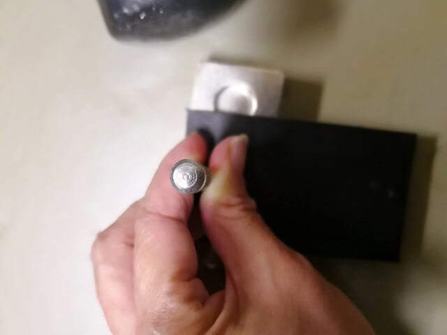 バネホックを打ち付ける
