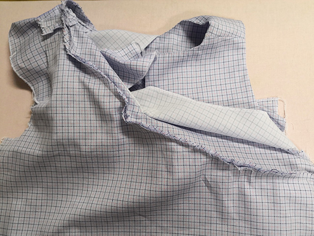 フリルを挟んで身頃を縫う