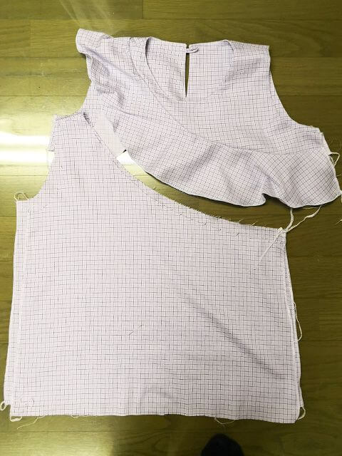 身頃を縫い合わせる