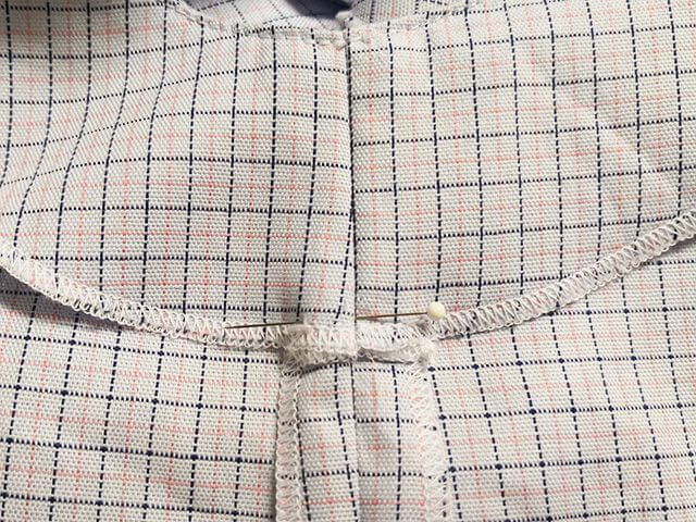 見返しを縫い留める