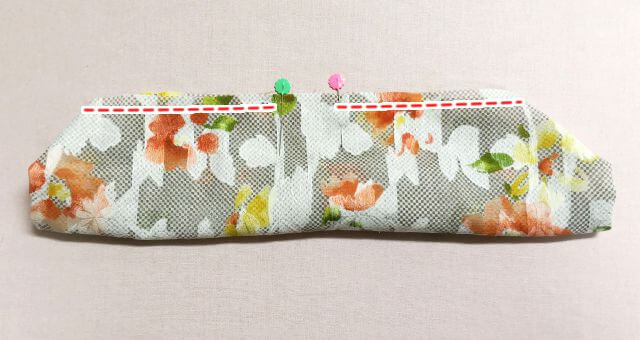 シュシュを半分に折る