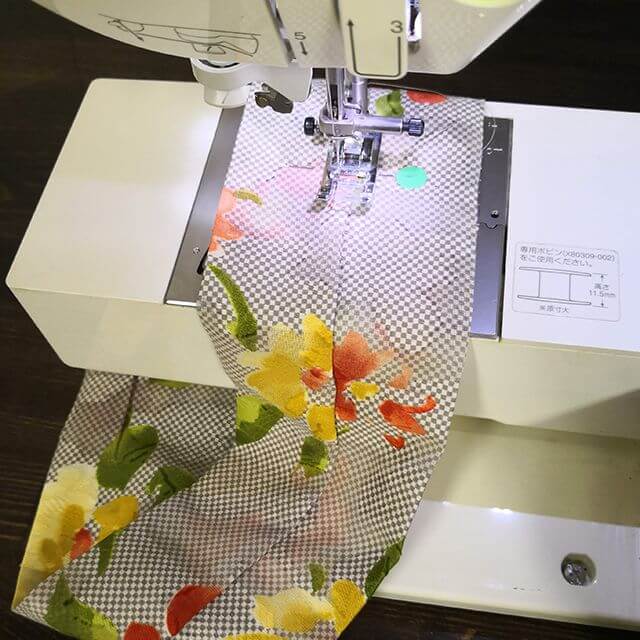 ミシンの補助テーブルを外す