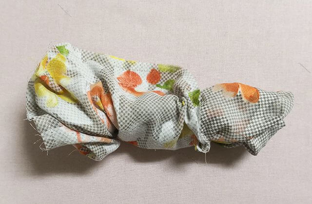 シュシュを外表に返す