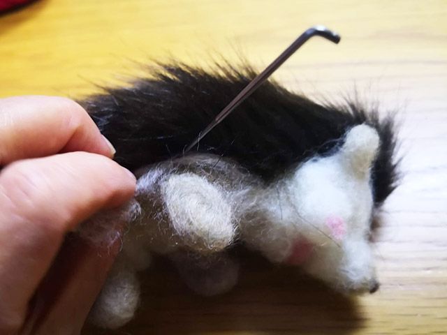 羊毛でファーをくっつける