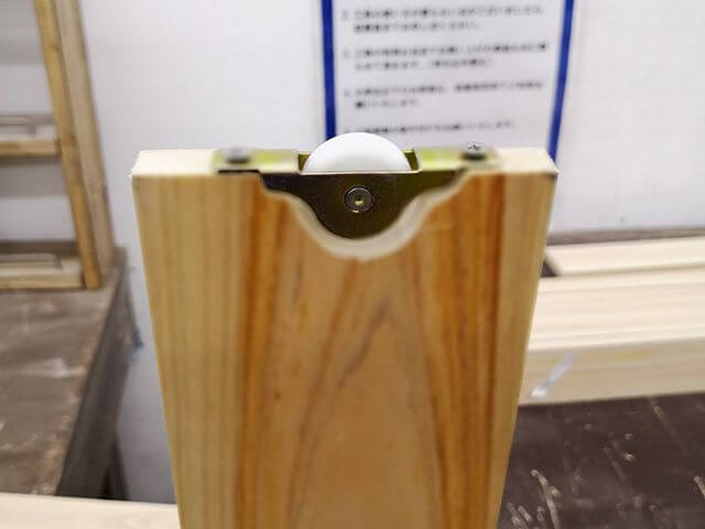 戸車を木材に接着