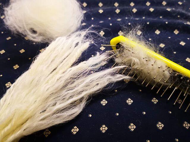 毛糸をブラッシング