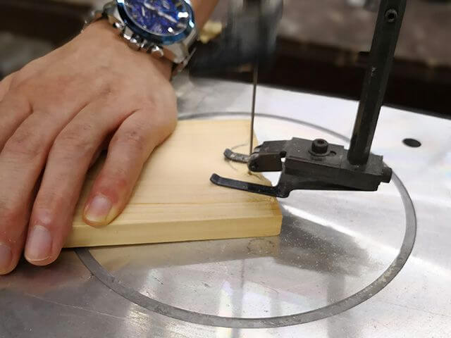 戸車がはいる部分を切り落とす