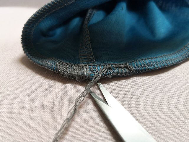 糸のギリギリをカット