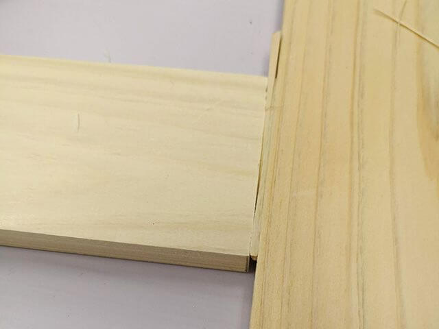 木くずで隙間を埋める