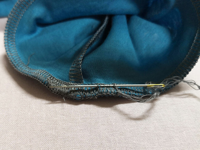 糸を縫い目に絡ませる