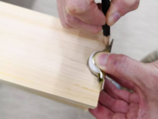 戸車の印をつける