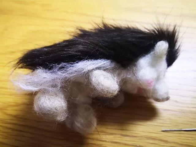 羊毛でフェイクファーを差し込む