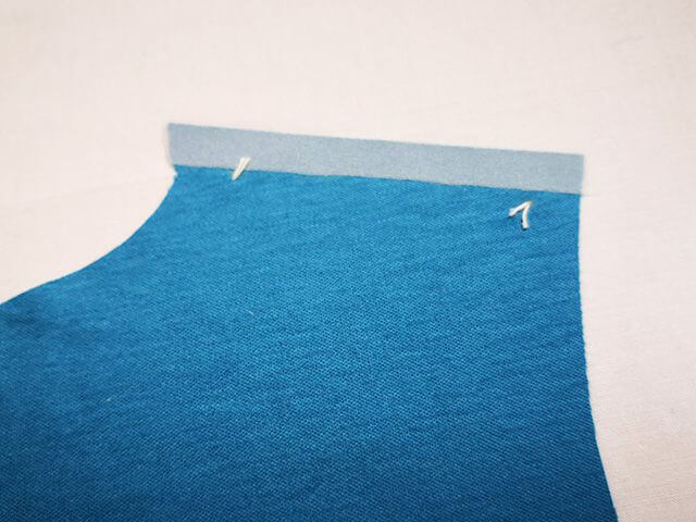 肩に伸び止めテープを貼る