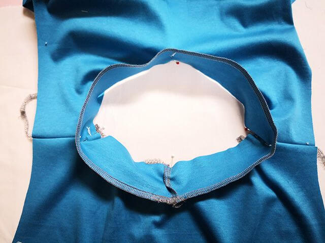 首周りの布と身頃を中表にする