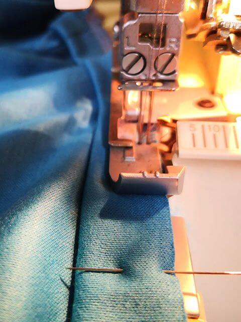 ロックミシンで裾を始末