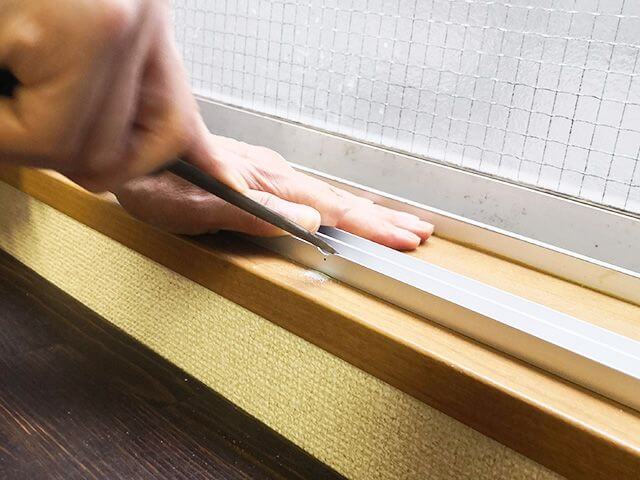 窓枠のレールを削る