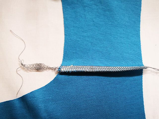 肩を後ろにたおす