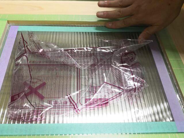 シリコンを指で伸ばす