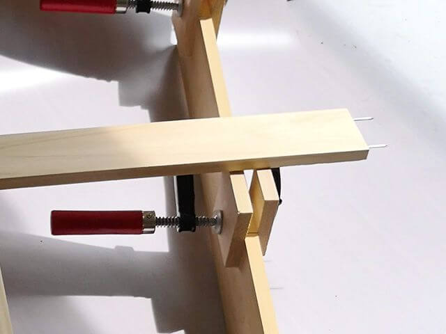 合釘を片方打つ