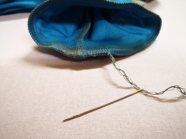 太めの針に糸を通す
