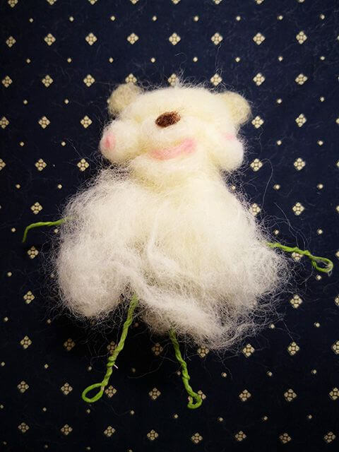 ぬいぐるみに針金をいれる