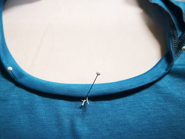 首周りをくるむ