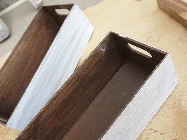 バターミルクペイントをした木箱