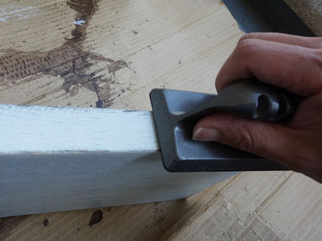 ペンキの上から優しくヤスリがけをする