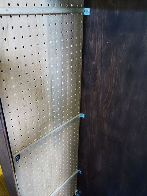 本棚に有孔ボードを取り付ける