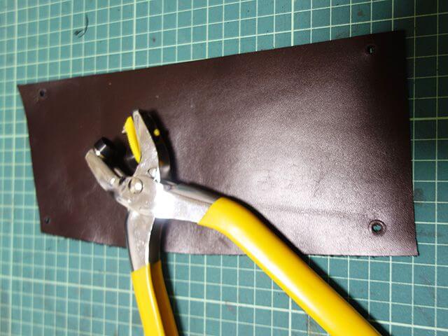 革に穴を開ける