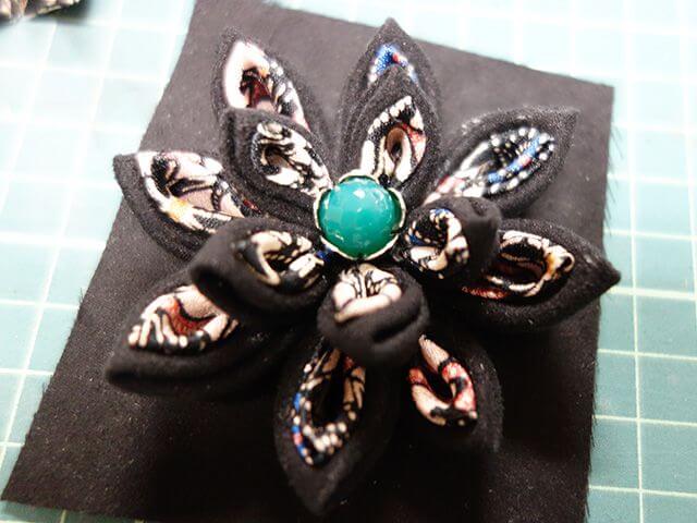 着物リメイク花のブローチ