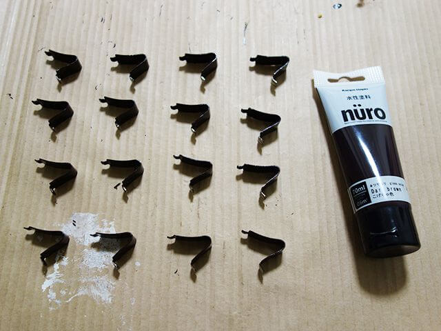 棚柱用フックにも着色