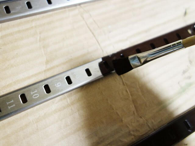 棚柱に色を塗る