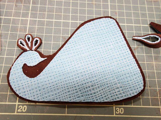 孔雀の形に革をカット