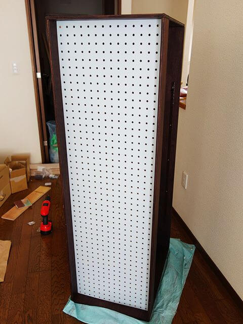 片面が有孔ボードの本棚