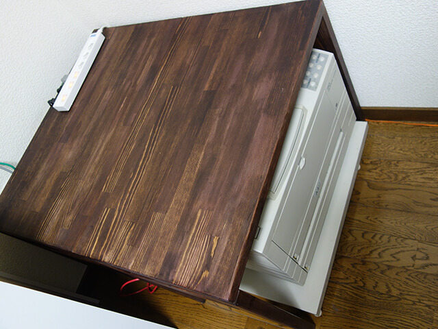 台の中にプリンタをいれる