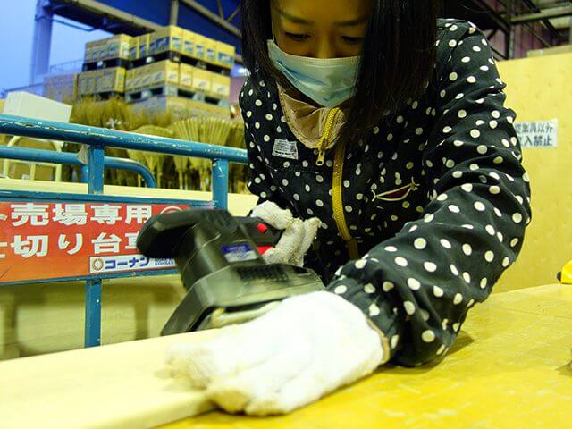 角にサンダーをかける