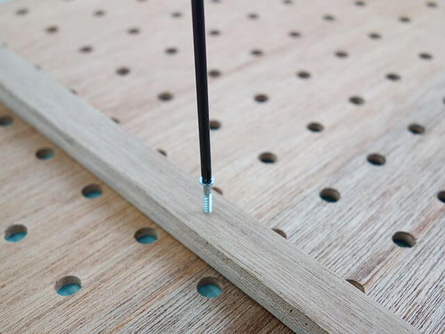 補強の木材を取り付ける