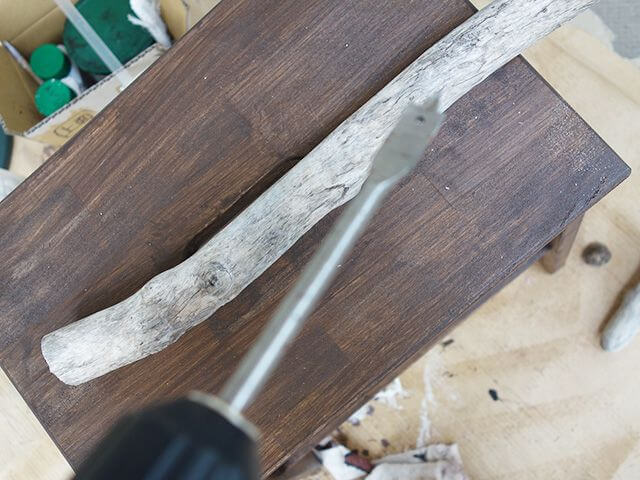 ドライバーの先で穴を開ける