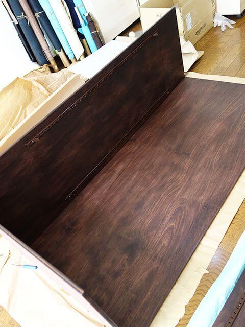 本棚に釘を打つ