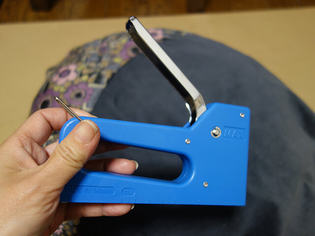 タッカーで留める