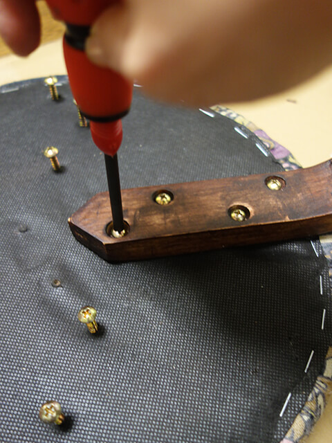 椅子の脚をねじ止めする